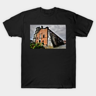 Orage sur l'église T-Shirt